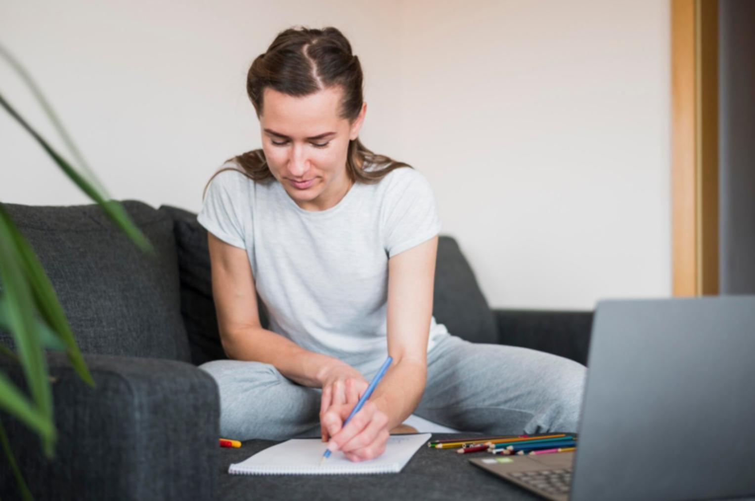 Expert en formation budgétaire donnant une présentation